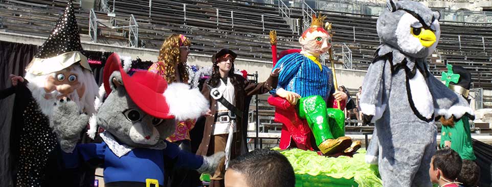 Animation carnaval avec peluches géantes, mascottes, DJ. Nîmes Gard Montpellier Hérault Languedoc-Roussillon.