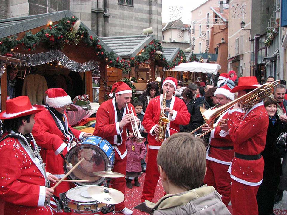 Animation marché de Noël avec fanfare musiciens, peña, parade peluches géantes et mascottes Nîmes Gard Montpellier Hérault Languedoc-Roussillon.